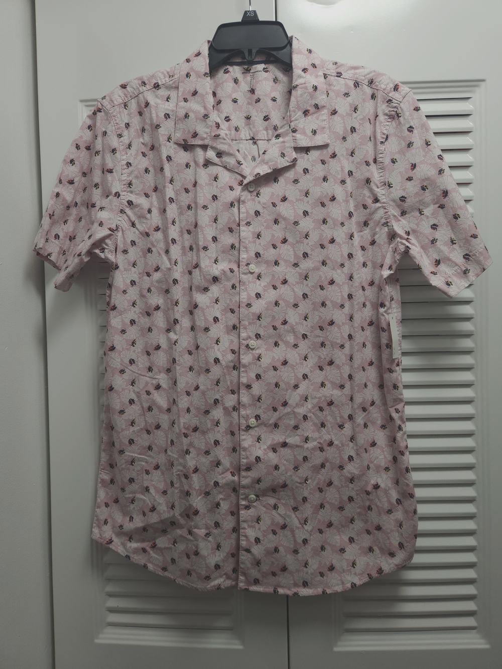 Amazon Essentials Men's Short Sleeve Dress Medium, Light Pink Palm Leaf Print